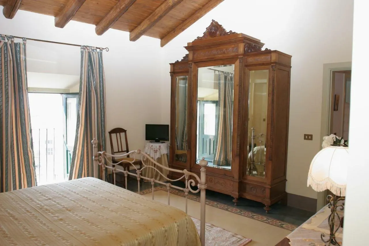 *** לינה וארוחת בוקר אסראלה B&B Palazzo Gambino איטליה